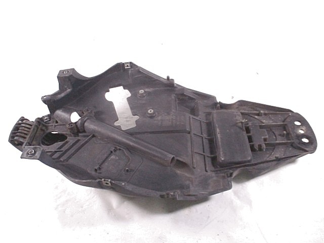 SOUS LE SI?GE FAIRING OEM N. AP8179536 PI?CES DE  D'OCCASION  MOTO APRILIA SCARABEO 200 (1999 - 2002) D?PLACEMENT 200 cc ANN?E DE CONSTRUCTION  2002