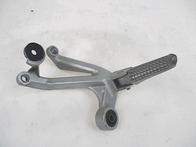 REPOSE-PIEDS AVANT OEM N. 4360033E00 PI?CES DE  D'OCCASION  MOTO SUZUKI GSX R 750 (1994 - 2003) D?PLACEMENT 750 cc ANN?E DE CONSTRUCTION  1996