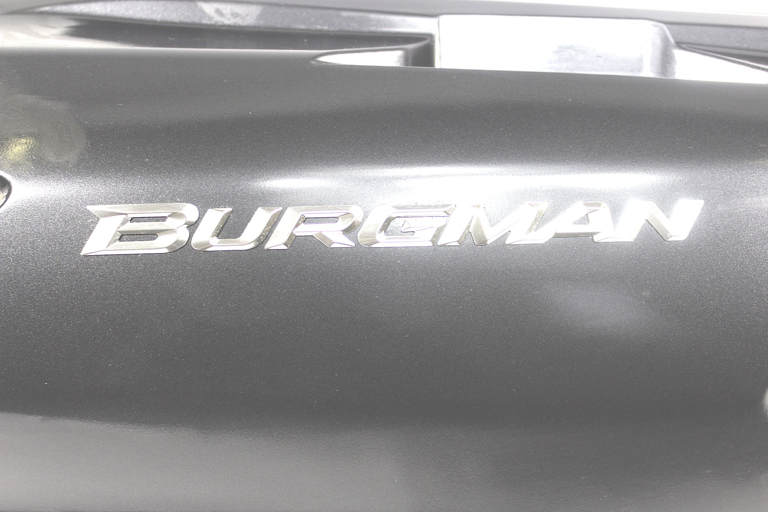 CARENAGE LATERALE OEM N. 4711105H00 PI?CES DE  D'OCCASION  MOTO SUZUKI BURGMAN AN 400 (2008-2013)  D?PLACEMENT 400 cc ANN?E DE CONSTRUCTION  2013