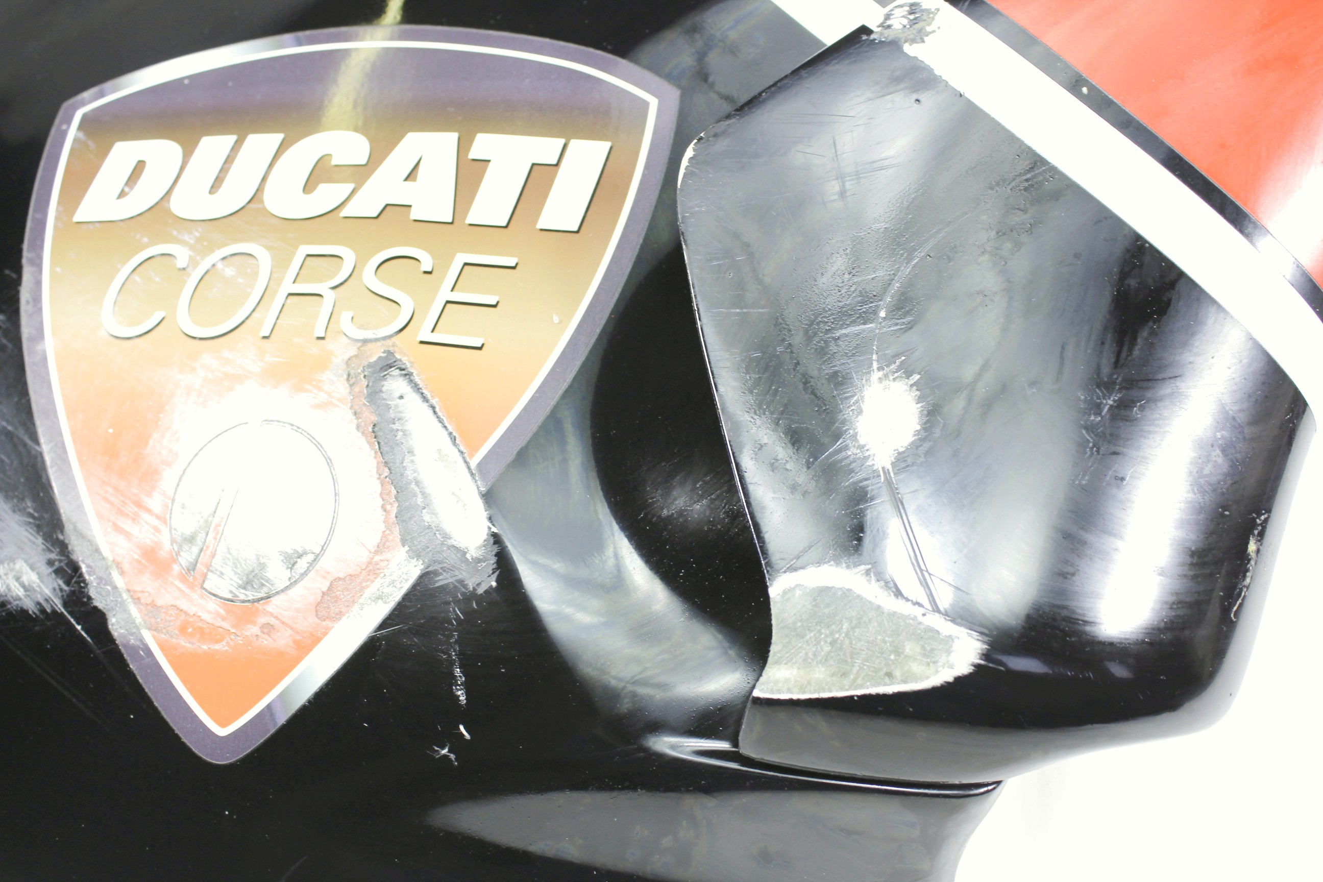 FAIRING LAT?RAL / ATTACHEMENT OEM N. 48031811C PI?CES DE  D'OCCASION  MOTO DUCATI 749 (2003 - 2007) D?PLACEMENT 750 cc ANN?E DE CONSTRUCTION  2005