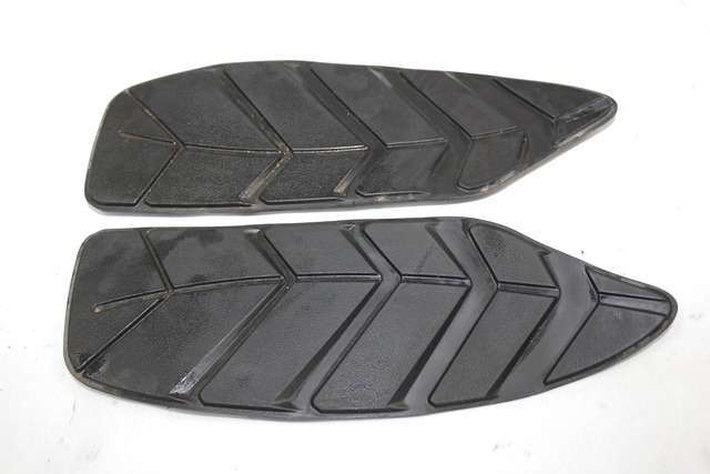 TAPIS DE PIED OEM N. 64321-HMA-000 64322-HMA-000 PI?CES DE  D'OCCASION  MOTO SANYANG SYM JOY-MAX (2008 - 2013) D?PLACEMENT 300 cc ANN?E DE CONSTRUCTION  2014