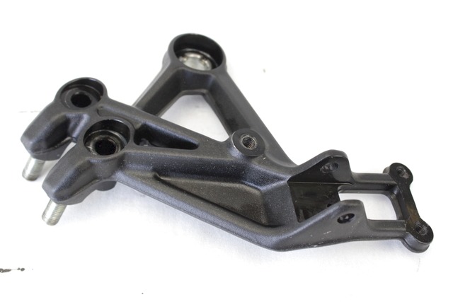 REPOSE-PIEDS AVANT OEM N. 93003038000 PI?CES DE  D'OCCASION  MOTO KTM 390 DUKE ABS (2017 - 2019) D?PLACEMENT 390 cc ANN?E DE CONSTRUCTION  2018