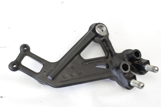 REPOSE-PIEDS AVANT OEM N. 93003038000 PI?CES DE  D'OCCASION  MOTO KTM 390 DUKE ABS (2017 - 2019) D?PLACEMENT 390 cc ANN?E DE CONSTRUCTION  2018