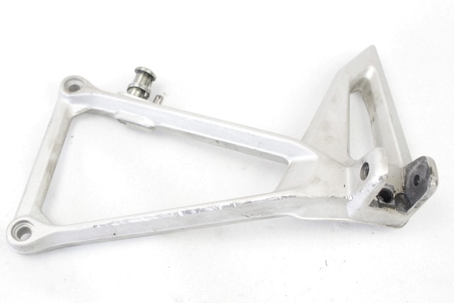 REPOSE-PIEDS ARRI?RE OEM N. 82411702A PI?CES DE  D'OCCASION  MOTO DUCATI MULTISTRADA 1200 S (2010 - 2012) D?PLACEMENT 1200 cc ANN?E DE CONSTRUCTION  2010