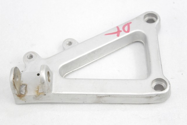 REPOSE-PIEDS AVANT OEM N. 82410431A PI?CES DE  D'OCCASION  MOTO DUCATI SUPERSPORT 750 (1999 - 2002) D?PLACEMENT 750 cc ANN?E DE CONSTRUCTION  2004