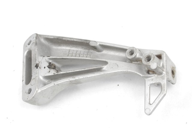 REPOSE-PIEDS ARRI?RE OEM N. 4370019F00 PI?CES DE  D'OCCASION  MOTO SUZUKI SV 650 / SV 650 S (1999 - 2002) D?PLACEMENT 650 cc ANN?E DE CONSTRUCTION  2001