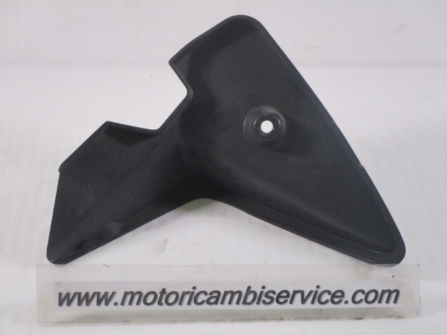 FAIRING LAT?RAL / ATTACHEMENT OEM N.  1-000-040-885 PI?CES DE  D'OCCASION  MOTO DERBI GPR 125 ( 2009 -2015 ) D?PLACEMENT 125 cc ANN?E DE CONSTRUCTION  2009