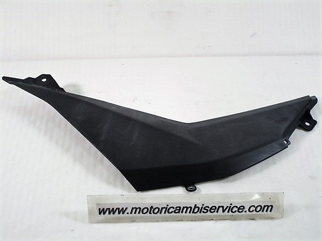 FAIRING LAT?RAL / ATTACHEMENT OEM N. 1-000-040-895 PI?CES DE  D'OCCASION  MOTO DERBI GPR 125 ( 2009 -2015 ) D?PLACEMENT 125 cc ANN?E DE CONSTRUCTION  2009