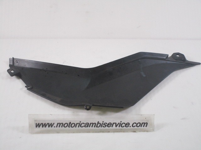 FAIRING LAT?RAL / ATTACHEMENT OEM N. 1-000-040-895 PI?CES DE  D'OCCASION  MOTO DERBI GPR 125 ( 2009 -2015 ) D?PLACEMENT 125 cc ANN?E DE CONSTRUCTION  2009