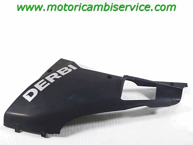 FAIRING LAT?RAL / ATTACHEMENT OEM N. 1-000-040-899 PI?CES DE  D'OCCASION  MOTO DERBI GPR 125 ( 2009 -2015 ) D?PLACEMENT 125 cc ANN?E DE CONSTRUCTION  2009