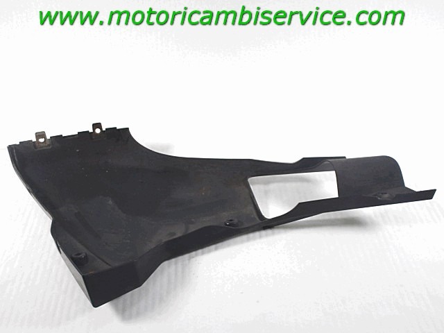 FAIRING LAT?RAL / ATTACHEMENT OEM N. 1-000-040-899 PI?CES DE  D'OCCASION  MOTO DERBI GPR 125 ( 2009 -2015 ) D?PLACEMENT 125 cc ANN?E DE CONSTRUCTION  2009