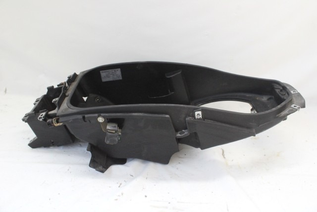 PIAGGIO BEVERLY 500 620696 VASCA SOTTOSELLA PORTACASCO 02 - 06 HELMET COMPARTMENT