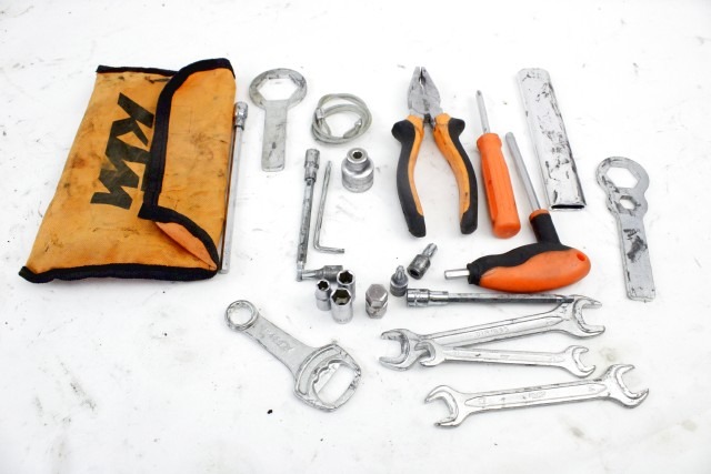 KTM 1050 ADVENTURE KIT ATTREZZI IN DOTAZIONE 15 - 16 TOOLS KIT 