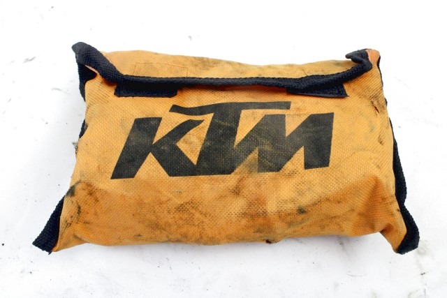 KTM 1050 ADVENTURE KIT ATTREZZI IN DOTAZIONE 15 - 16 TOOLS KIT 