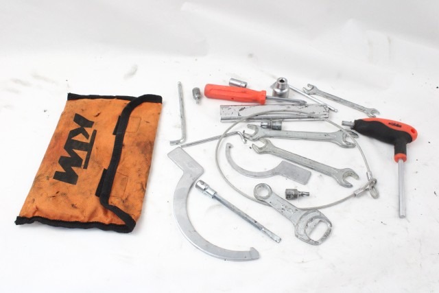 KTM 1290 SUPER DUKE R ATTREZZI IN DOTAZIONE 17 - 18 TOOL KIT