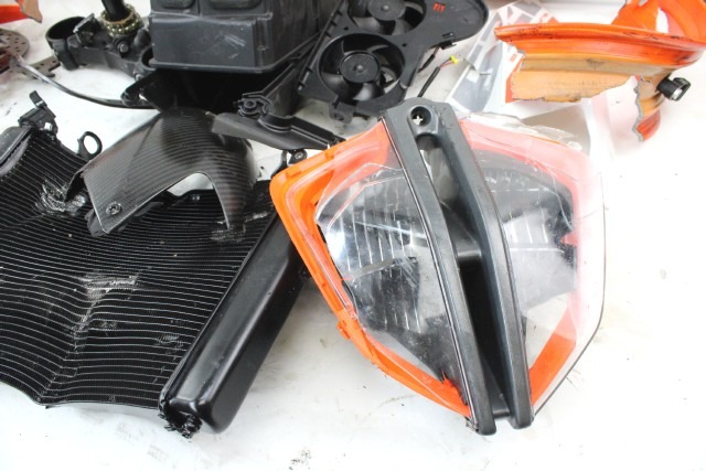 KTM 1290 SUPER DUKE R SET PARTI DANNEGGIATE INCIDENTATE 17 - 18 CRASHED PARTS